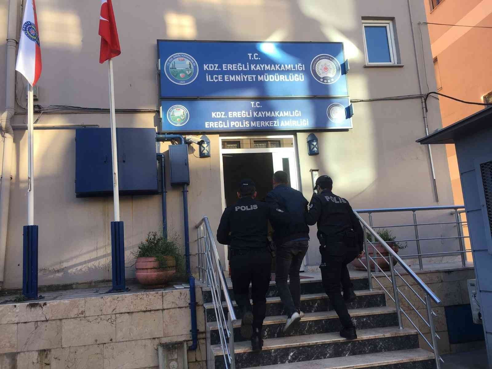 ZONGULDAK’IN EREĞLİ İLÇESİNDE KAYMAKAMLIK BİNASINDA DUVARDA ASILI OLAN CUMHURBAŞKANI RECEP