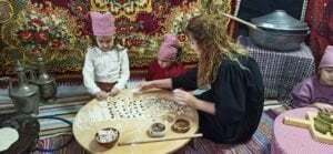 DEVREK’TE BİR GÜNDÜZ BAKIM EVİNDE EĞİTİM GÖREN MİNİK ÖĞRENCİLER MANTI