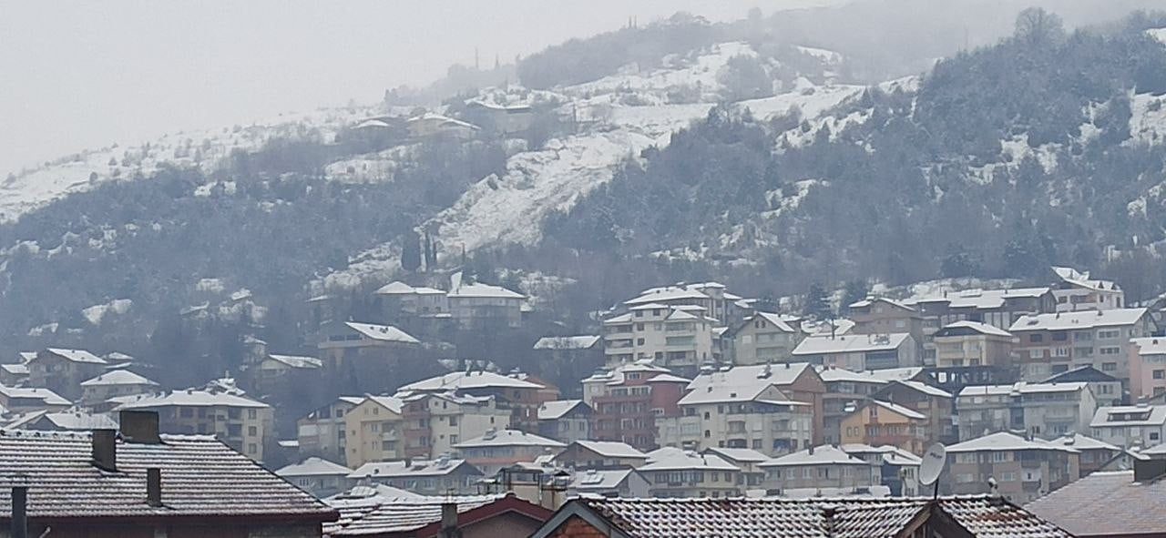 DEVREK’TE KAR YAĞIŞI ETKİLİ OLURKEN, KÖYLERDE ULAŞIM İLE İLGİLİ SORUN