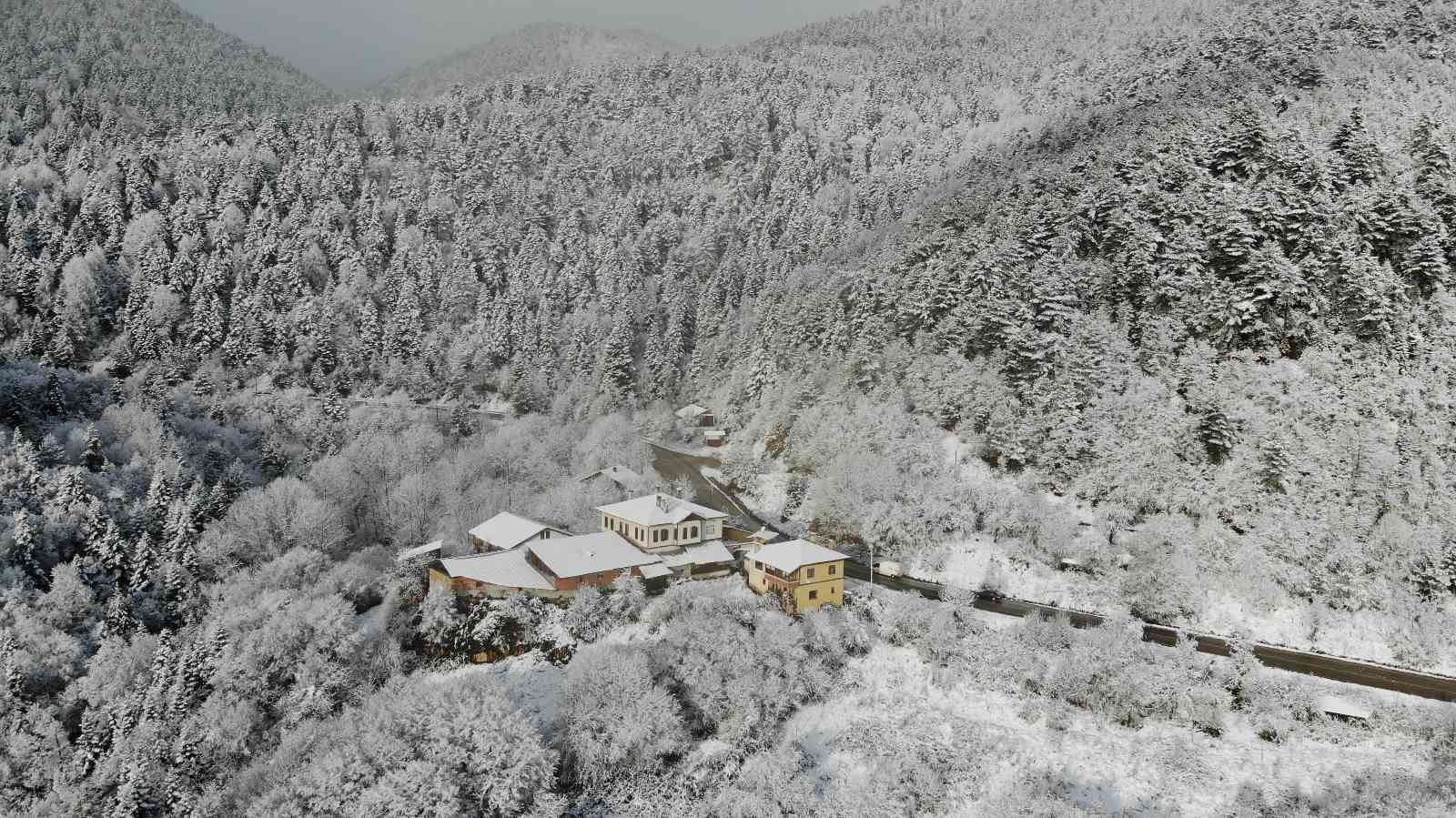 KARABÜK’TE GECE YARISI BAŞLAYAN KAR YAĞIŞININ ARDINDAN KENTİN YÜKSEK KESİMLER