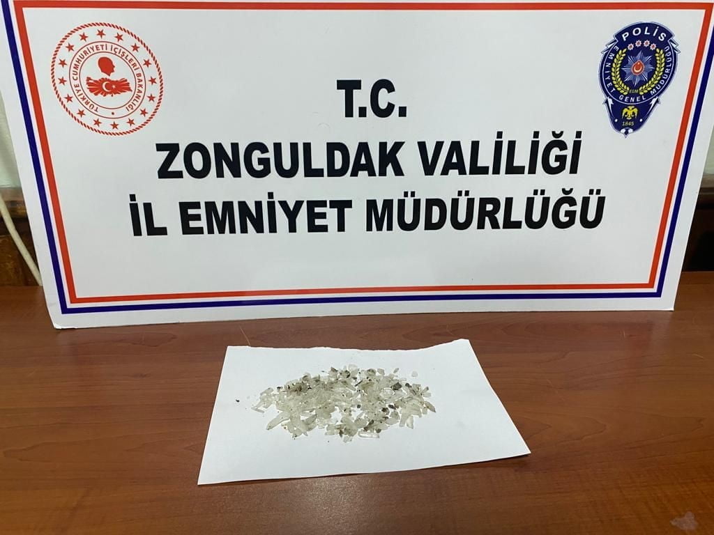 ZONGULDAK’IN EREĞLİ İLÇESİ EMNİYET MÜDÜRLÜĞÜ EKİPLERİ İSTANBUL’DAN İLÇEYE UYUŞTURUCU MADDE
