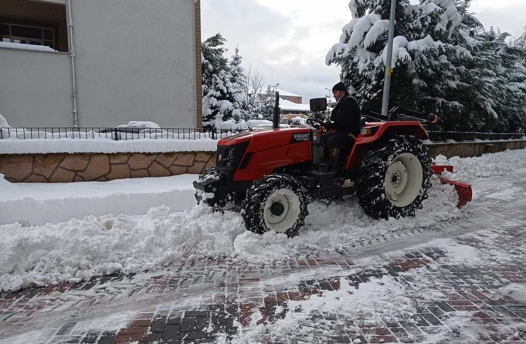 EKİPLER TEMİZLİK ÇALIŞMALARANİ SÜRDÜRÜYOR
