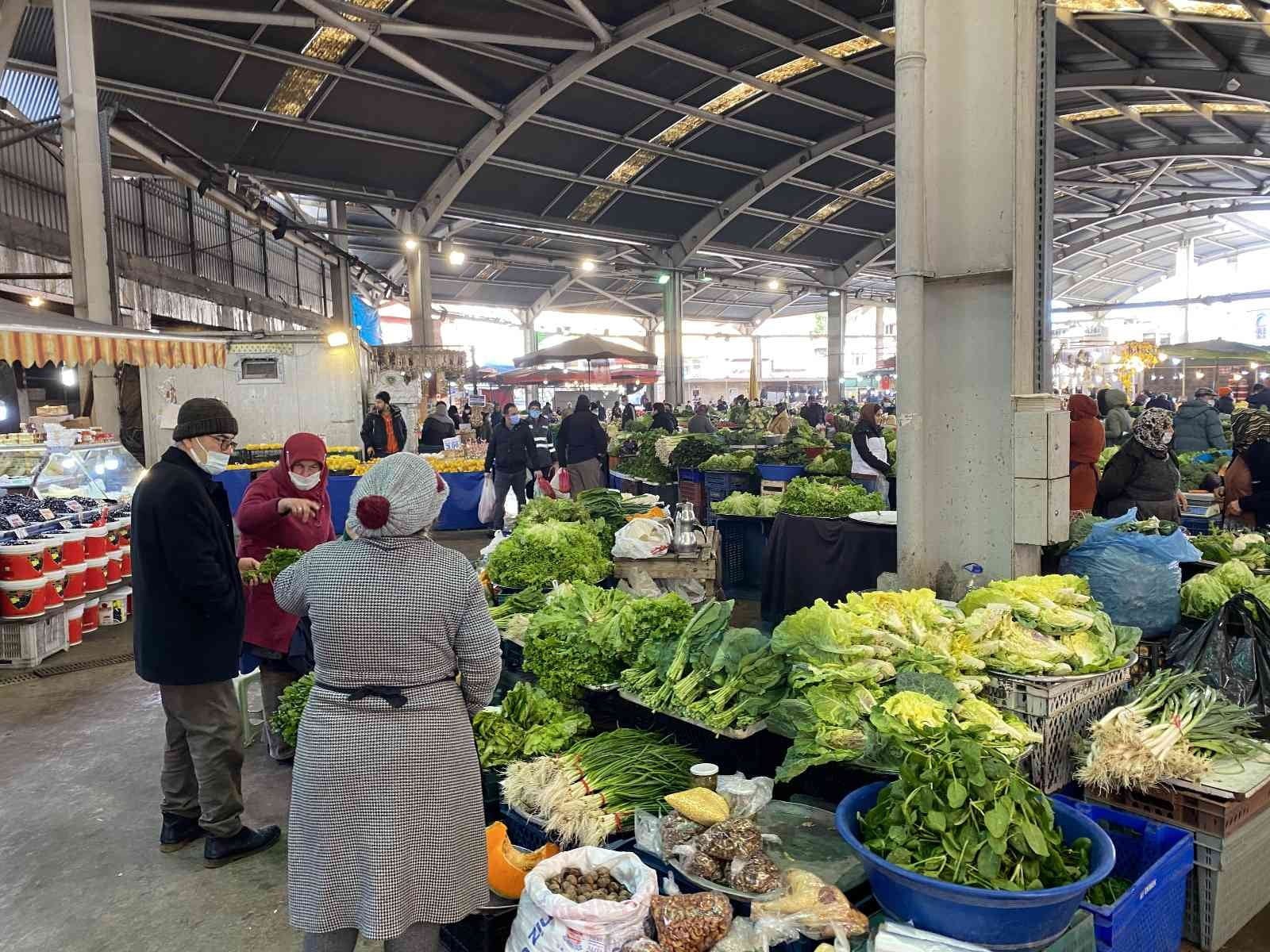 ZONGULDAK’IN SOĞUKSU SEMTİNE KURULAR HALK PAZARINA VATANDAŞLAR YOĞUN İLGİ GÖSTERDİ