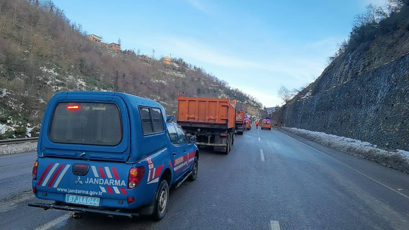 ZONGULDAK'TA DÜN GECE SAATLERİNDE MEYDANA GELEN VE KARAYOLUNU ZONGULDAK İSTİKAMETİNE