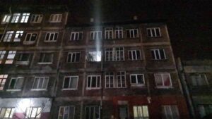 KARABÜK’TE 4 KATLI APARTMANIN 3. KATINDA ÇIKAN YANGINDA EVDE MAHSUR