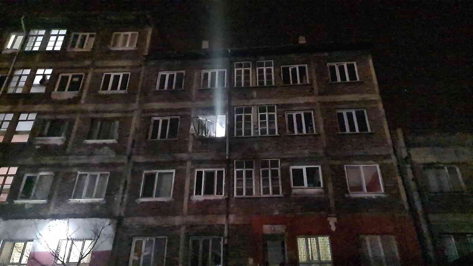 KARABÜK’TE 4 KATLI APARTMANIN 3. KATINDA ÇIKAN YANGINDA EVDE MAHSUR