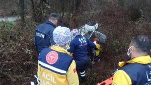 KARABÜK’TE HAVANIN YAĞIŞLI OLMASI NEDENİYLE KAYGANLAŞAN YOLDA KONTROLDEN ÇIKAN İKİ
