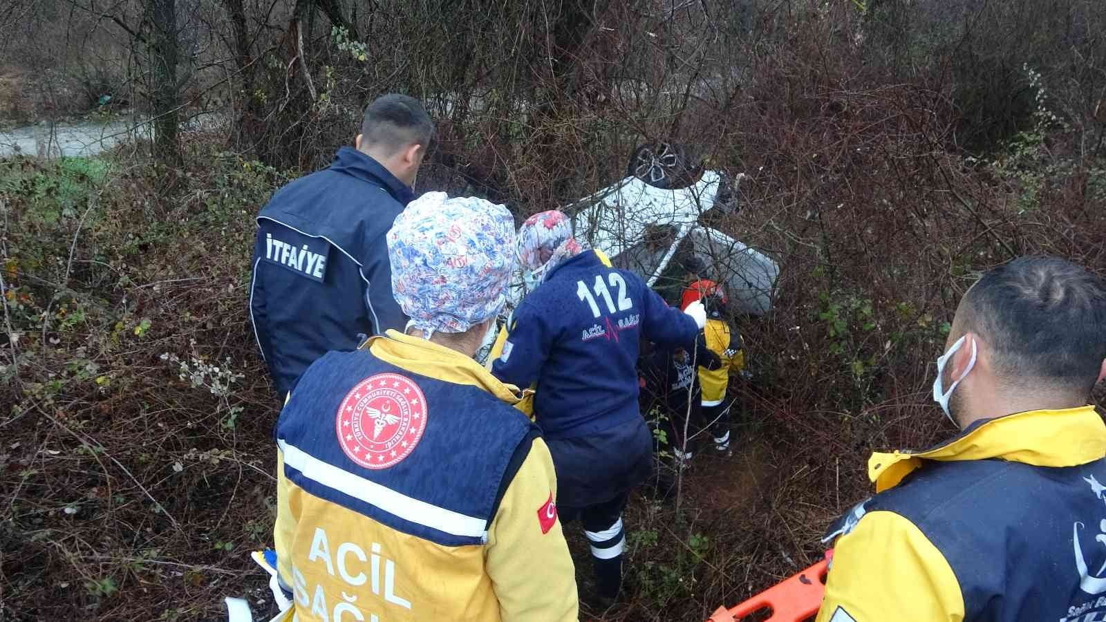 KARABÜK’TE HAVANIN YAĞIŞLI OLMASI NEDENİYLE KAYGANLAŞAN YOLDA KONTROLDEN ÇIKAN İKİ