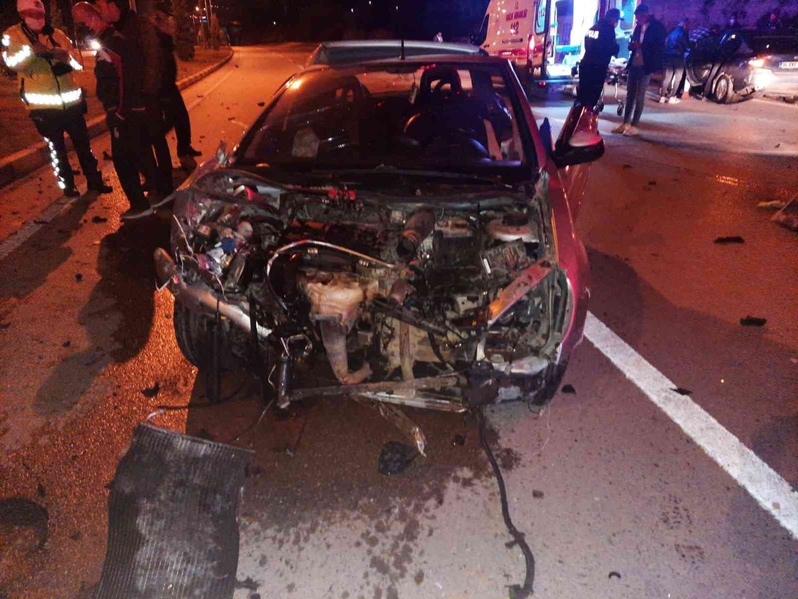 KARABÜK'ÜN SAFRANBOLU İLÇESİNDE İKİ OTOMOBİLİN ÇARPIŞMASI SONUCU 3 KİŞİ YARALANDI.