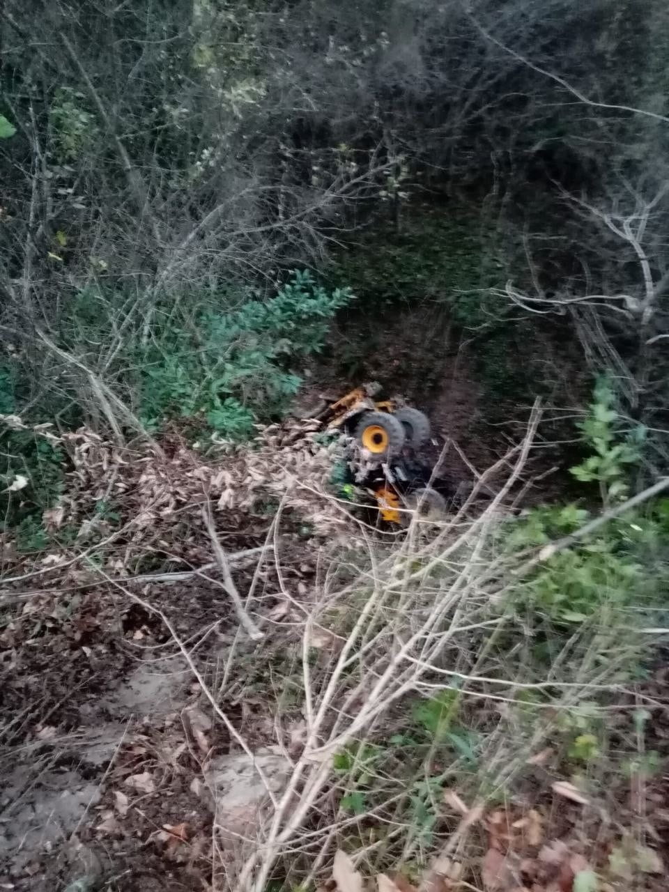 KASTAMONU’NUN CİDE İLÇESİNDE MUSA KÖYÜNDE YOL ÇALIŞMASINDA KULLANILAN KEPÇE, UÇURUMA