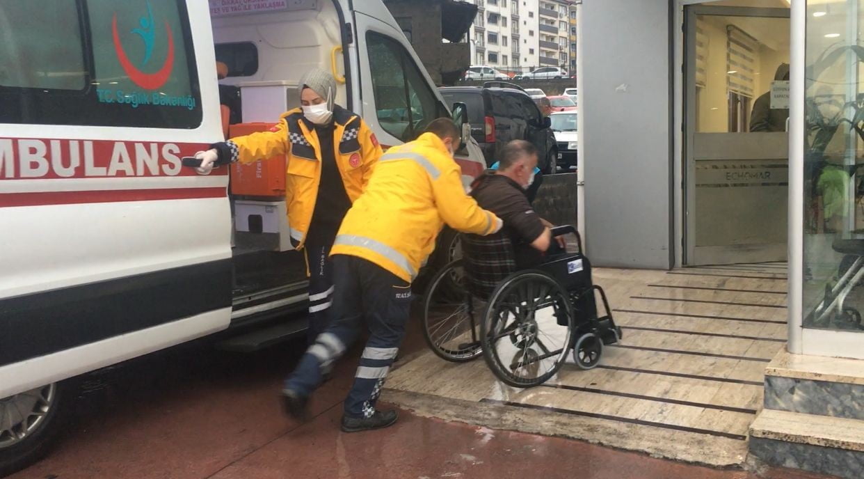 ZONGULDAK’IN EREĞLİ İLÇESİNDE HAFİF TİCARİ KAMYONET İLE OTOMOBİLİN KAFA KAFAYA