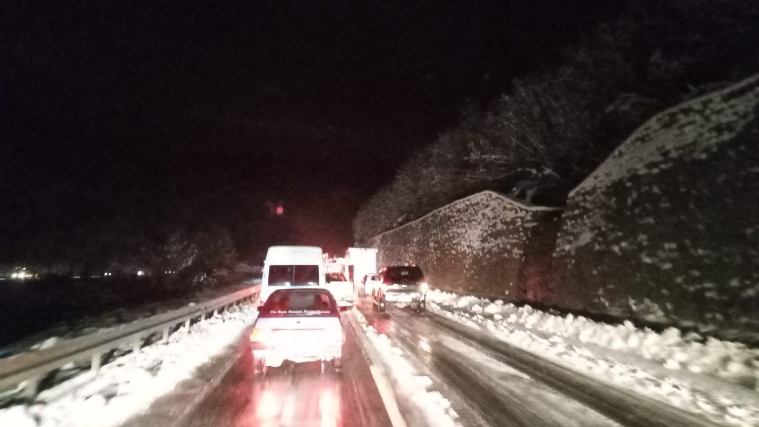 ZONGULDAK SAPÇA YOLUNDA KAR LASTİĞİ VE ZİNCİRİ OLMAYAN TIRLARIN YOLDA