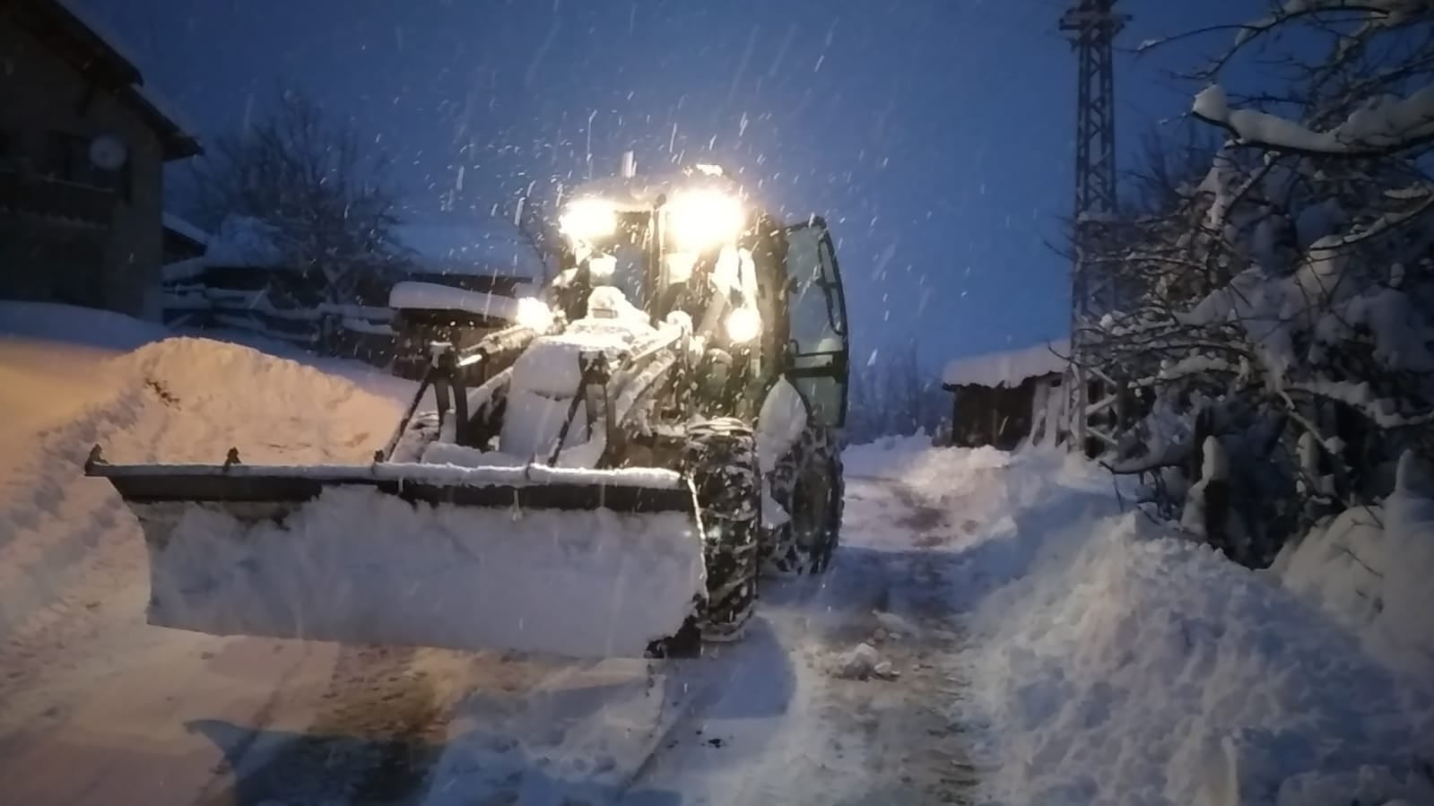 KARABÜK'TE ETKİLİ OLAN KAR YAĞIŞI NEDENİYLE ULAŞIMA KAPANAN KÖY YOLLARINI