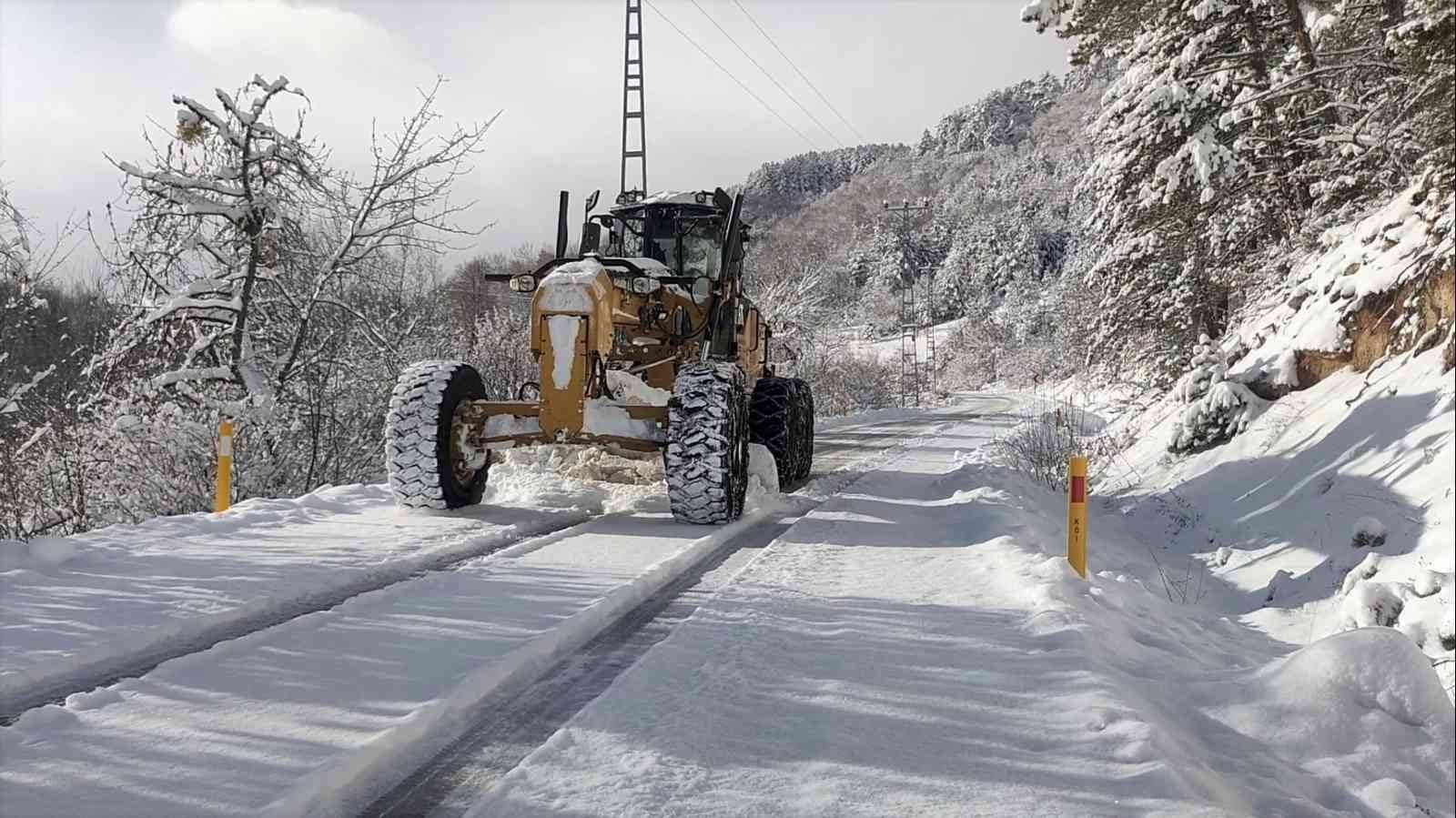 KARABÜK'TE ETKİLİ OLAN KAR YAĞIŞI NEDENİYLE 141 KÖY YOLU ULAŞIMA