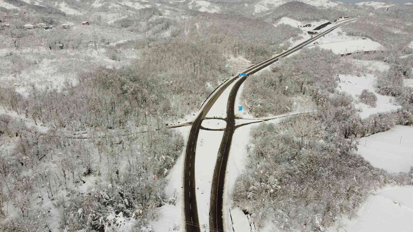 KARADENİZ SAHİL YOLUNU ÇEVRELEYEN ORMANLARDA KAR YAĞIŞI İLE BİRLİKTE OLUŞAN