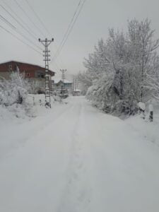 ZONGULDAK’IN BEYCUMA BELDESİNE BAĞLI KARAPINAR KÖYÜNDE KAR KALINLIĞI 35 SANTİMETREYE