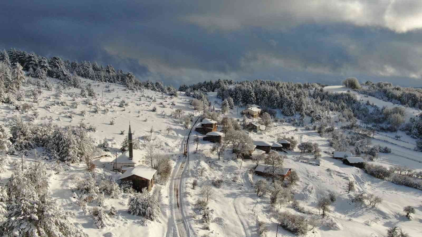 KASTAMONU’DA KARLA KAPLANAN ORMAN VE KÖYLERDE KARTPOSTALLIK GÖRÜNTÜLER ORTAYA ÇIKTI.