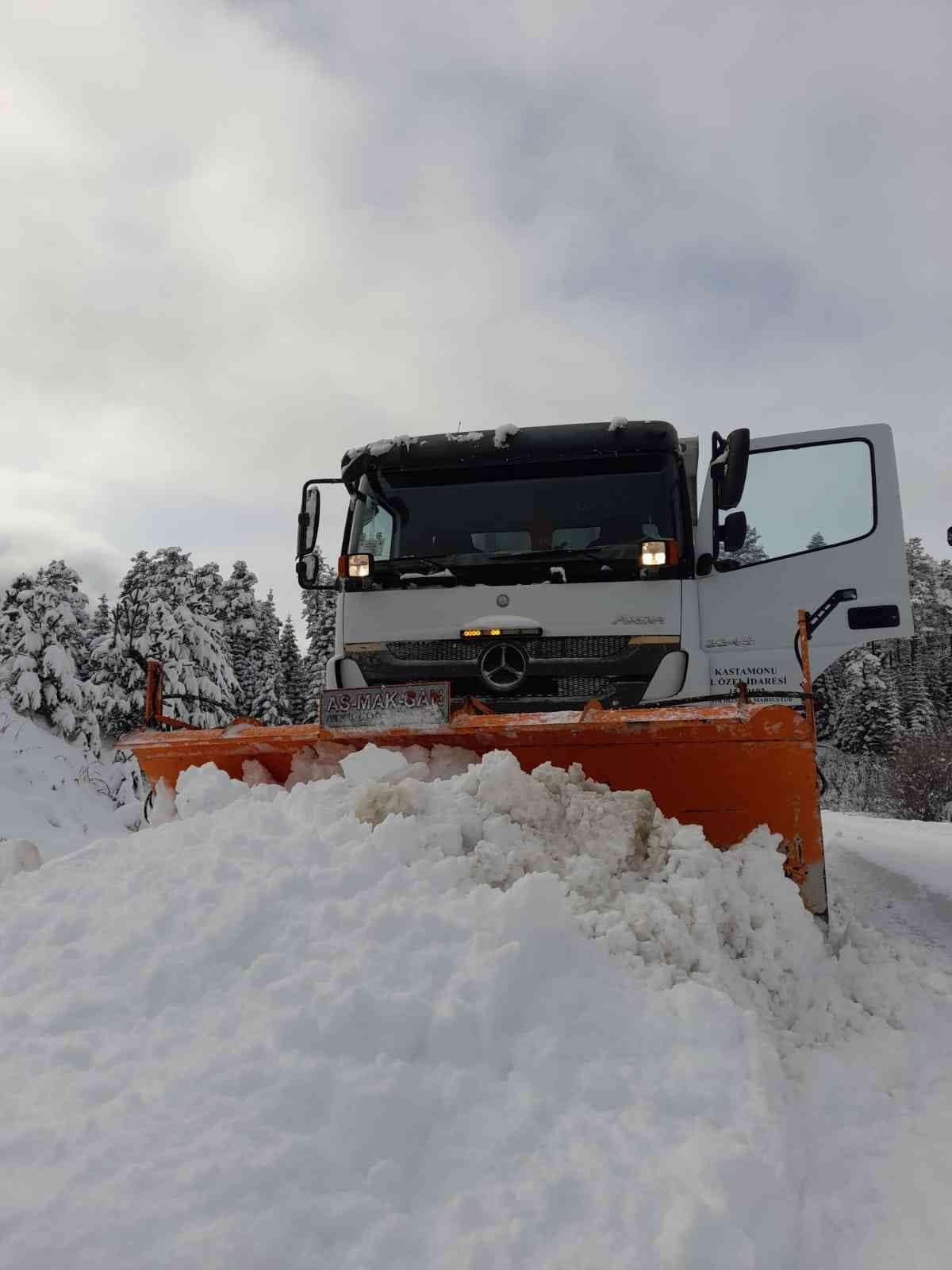 KASTAMONU’DA DÜN AKŞAM SAATLERİNDEN İTİBAREN ETKİLİ OLAN KAR YAĞIŞI SONRASINDA
