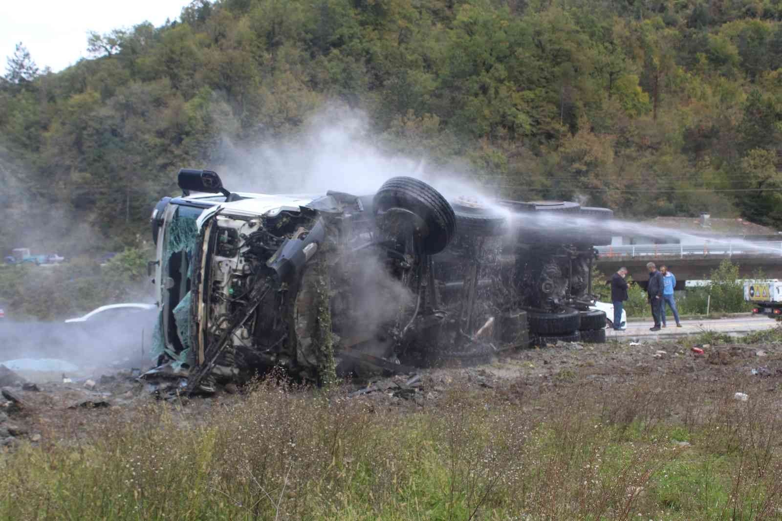 Kazada yaralanan sürücü 37 günlük yaşam mücadelesini kaybetti KASTAMONU’NUN İNEBOLU İLÇESİNDE 25 EKİM’DE ASFALT YÜKLÜ KAMYONUN DEVRİLMESİ SONUCU