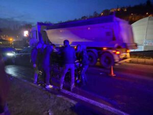 ZONGULDAK’TA BİR OTOMOBİL DAHA ÖNCE KAZAYA KARIŞIP YOL KENARINDA DURAN