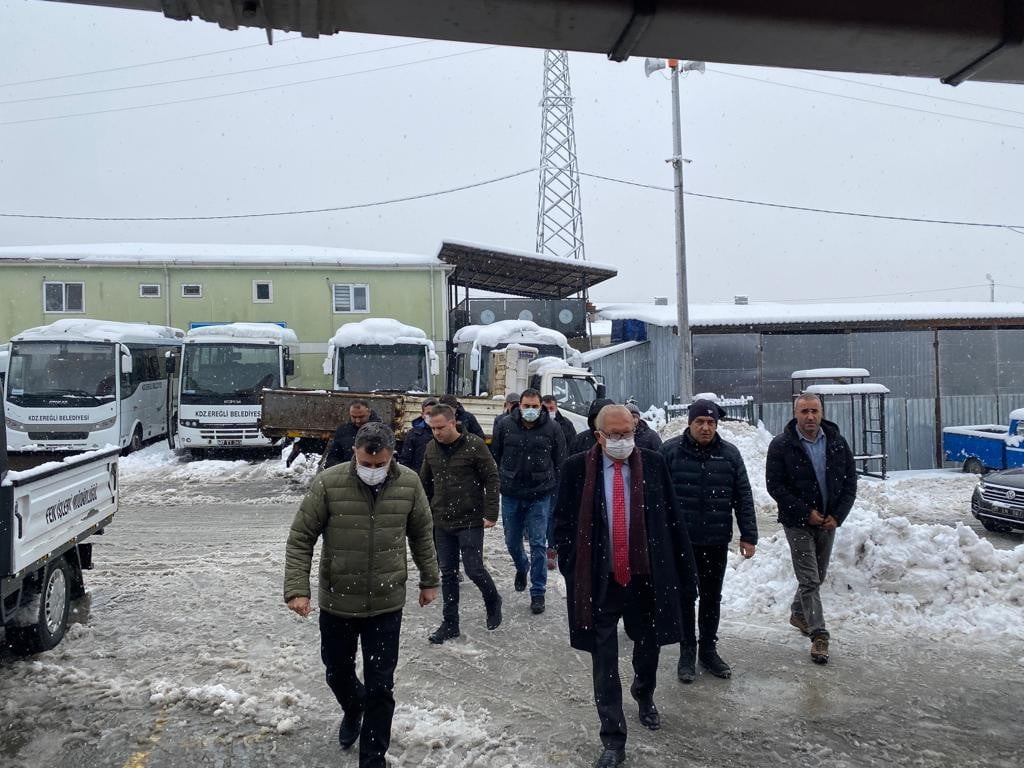ZONGULDAK’IN EREĞLİ İLÇESİ BELEDİYE BAŞKANI HALİL POSBIYIK, DÜNDEN İTİBAREN KARLA