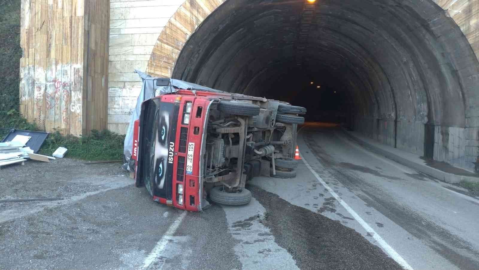 KAYSERİ’DEN KASTAMONU’NUN İNEBOLU İLÇESİNE MALZEME GETİREN KAMYON, TÜNEL ÇIKIŞINDA KONTROLDEN