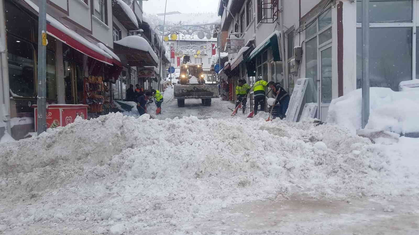 KASTAMONU’NUN KÜRE İLÇESİ BELEDİYE BAŞKANLIĞI TARAFINDAN İLÇEDE ETKİLİ OLAN KAR