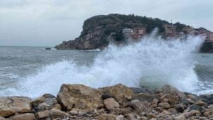 BARTIN’IN AMASRA İLÇESİNE FIRTINA ETKİLİ OLDU. FIRTINA NEDENİYLE DALGA BOYLARI