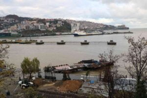 ZONGULDAK'TA LODOS VE YAĞMURUN ARDINDAN LİMAN SARI RENGE BÜRÜNDÜ. RÜZGAR