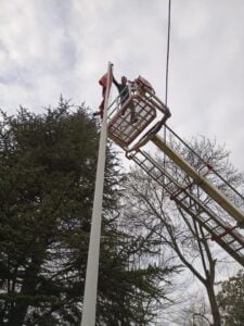 TÜRKİYE TAŞKÖMÜRÜ KURUMU (TTK) KARADON MÜESSESE MÜDÜRLÜĞÜ BİNASI ÖNÜNDEKİ DİREĞİN