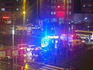 ZONGULDAK’IN EREĞLİ İLÇESİNDE ÇARPIŞTIĞI MİNİBÜSÜN ALTINDA KALAN MOTOSİKLETLİ AĞIR YARALANDI.