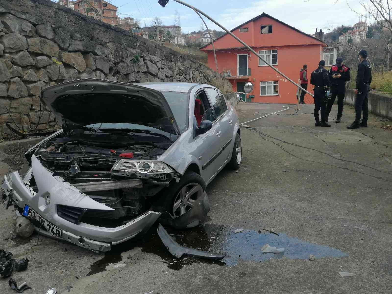 ZONGULDAK'IN EREĞLİ İLÇESİNDE MEYDANA GELEN TRAFİK KAZASINDA DİREKSİYON HAKİMİYETİNİ KAYBEDEN
