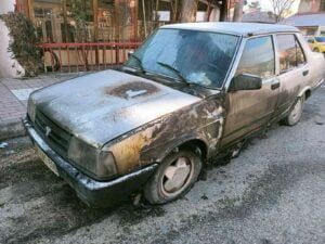 KASTAMONU’NUN HANÖNÜ İLÇESİNDE PARK HALİNDEKİ OTOMOBİLİN MOTOR KISMI YANMAYA BAŞLADI.