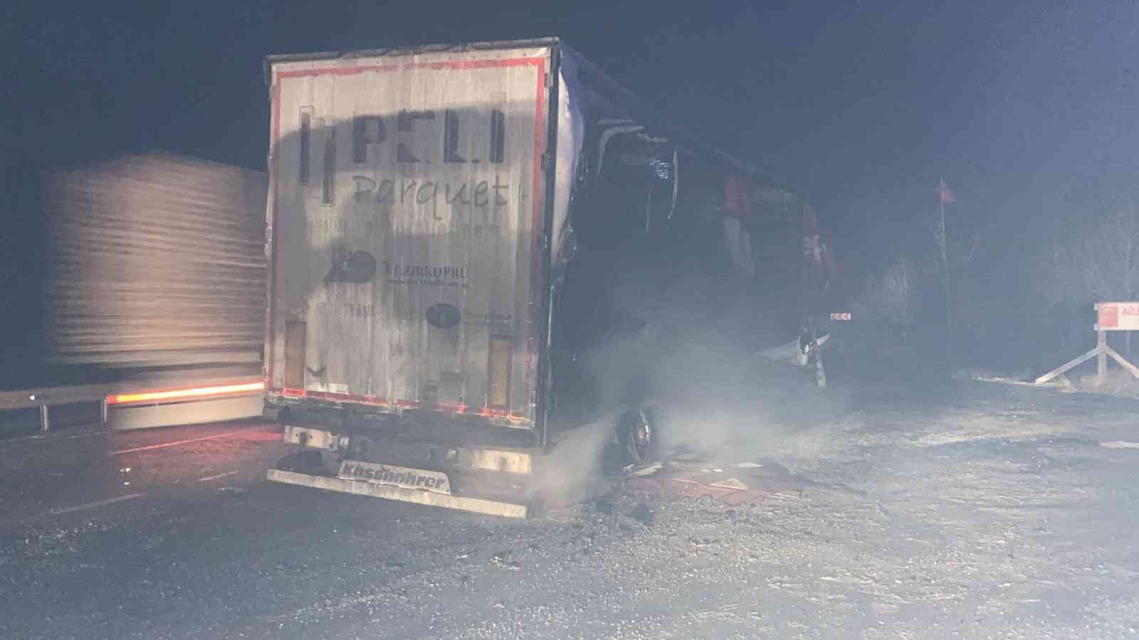 Parke yüklü tırın dorsesi alev alev yandı TOSYA’DA PARKE YÜKLÜ TIR TAMAMEN YANDI