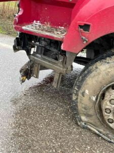 ZONGULDAK’ IN ÇAYCUMA İLÇESİNDE KAMYON SÜRÜCÜSÜ DİREKSİYON HAKİMİYETİNİ KAYBEDEREK YOLDAN