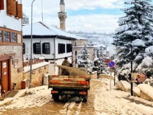 KARABÜK’ÜN SAFRANBOLU İLÇESİNDE KAR YAĞIŞI NEDENİYLE OLUŞAN BUZLANMAYA KARŞI BELEDİYE