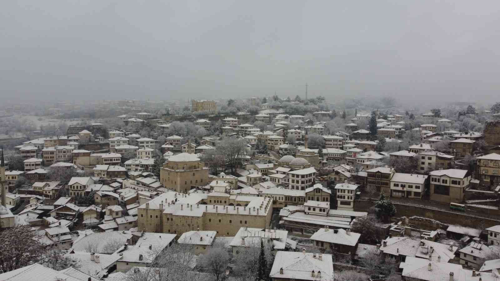 KARABÜK’ÜN SAFRANBOLU İLÇESİNDE GECE YARISI BAŞLAYAN VE ETKİSİNİ GİDEREK ARTTIRAN