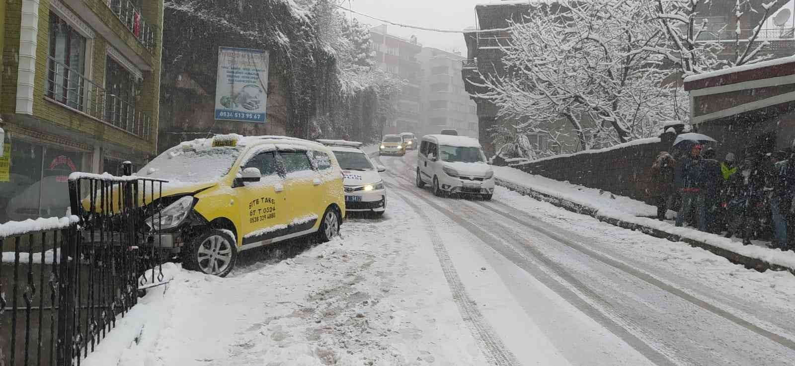 ZONGULDAK’TA KAR YAĞIŞI NEDENİYLE SÜRÜCÜSÜNÜN KONTROLÜNDEN ÇIKAN TİCARİ TAKSİ BİR