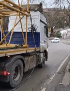 ZONGULDAK’IN FENER SEMTİMDE TIRIN DORSESİNİN ELEKTRİK TELLERİNE TAKILMASI NEDENİYLE TELLER