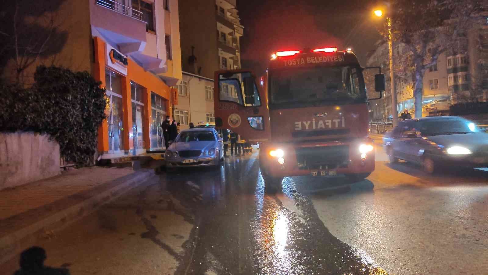 TOSYA’DA PARK HALİNDEKİ ARAÇ YANDI