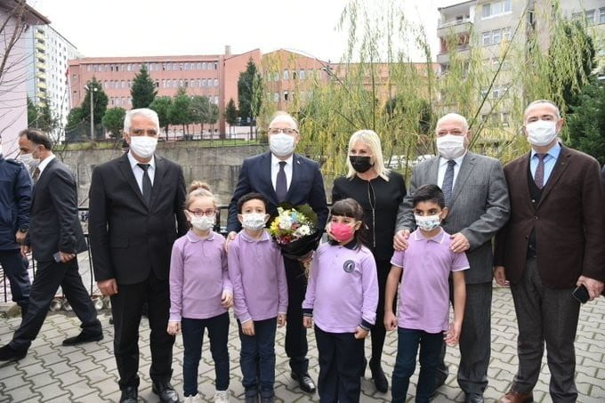 ZONGULDAK VALİSİ MUSTAFA TUTULMAZ, "KÜTÜPHANESİZ OKUL KALMASIN" PROJESİ KAPSAMINDA KOZLU