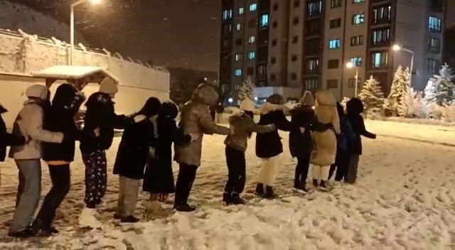 KARABÜK’TE ÜNİVERSİTE ÖĞRENCİLERİ İKİ GÜNDÜR ARALIKLI ŞEKİLDE YAĞAN KAR YAĞIŞININ
