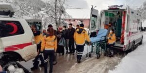 BARTIN’DA YOLU KARLA KAPANAN KÖYDEKİ HASTA VATANDAŞA UMKE EKİPLERİ PALETLİ
