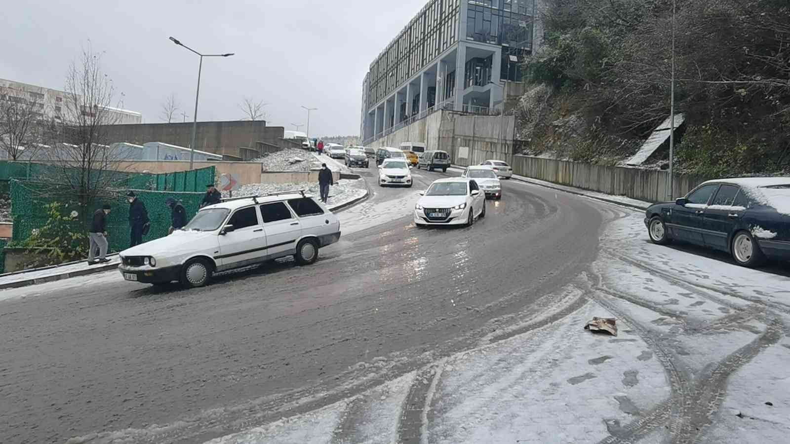 ZONGULDAK'TA DÜN GECE SAATLERİNDEN İTİBAREN BAŞLAYAN KAR YAĞIŞI YÜKSEK KESİMLERDE