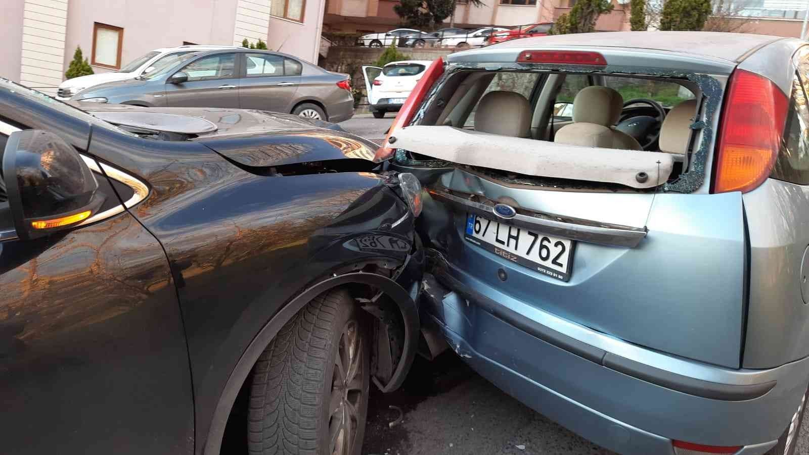 ZONGULDAK’IN EREĞLİ İLÇESİNDE YOKUŞ AŞAĞI İNERKEN KONTROLDEN ÇIKAN OTOMOBİL 2