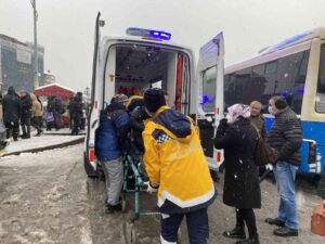 ZONGULDAK’TA UĞUR MUMCU KAVŞAĞINDA YOLCU MİNİBÜSÜ DURAĞA GİRECEĞİ SIRADA ARACIN