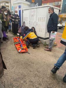 ZONGULDAK’TA SOĞUKSU MEVKİİNDE YOLCU MİNİBÜSÜ KADINA ÇARPTI.