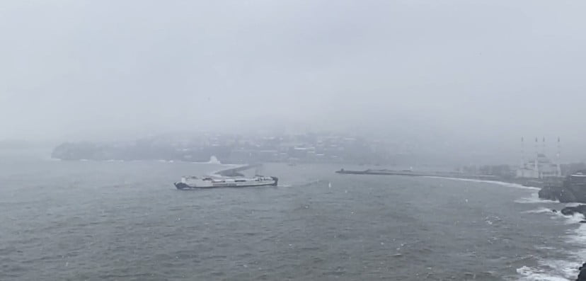 ZONGULDAK’TA DEV DALGALAR NEDENİYLE RO RO GEMİLERİ LİMANA DEMİR ATMAKTA