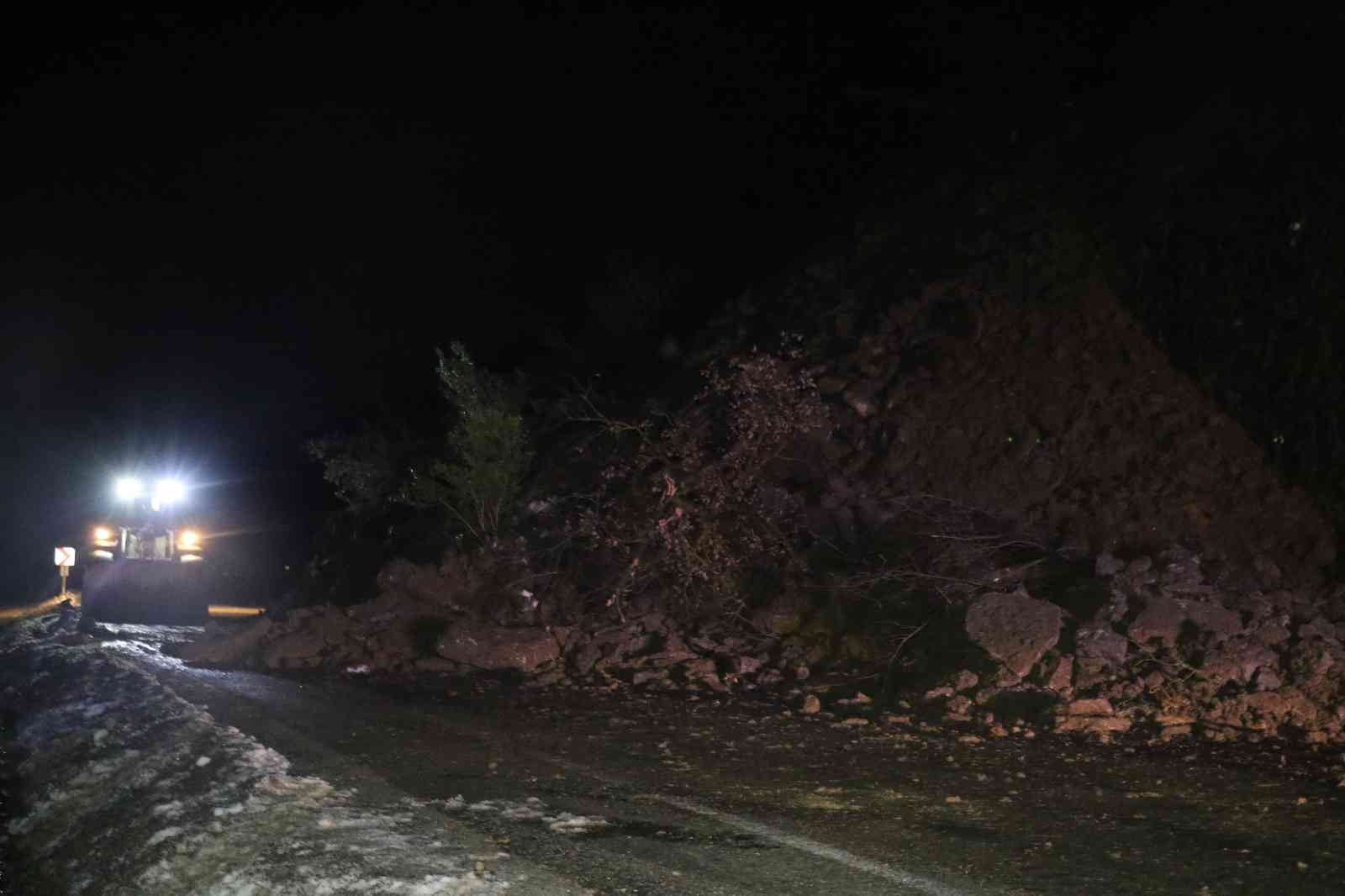 ZONGULDAK- ANKARA KARAYOLU’NDA HEYELAN MEYDANA GELDİ. MEYDANA GELEN HEYELANDA ZONGULDAK