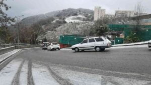 ZONGULDAK’I ETKİSİ ALTINA ALAN KAR YAĞIŞI HAYATI OLUMSUZ ETKİLEDİ. ARALIKLARA